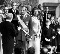 Don Juan Carlos jura las Leyes ante el presidente de las Cortes, Alejandro Rodríguez de Valcárcel, y es proclamado Rey de España